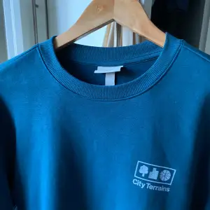 superskön blå sweatshirt från herravdelningen på hm. aldrig använd men lappen är av. säljer pga att den inte har kommit till användning 💞