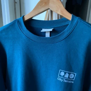 oversized sweatshirt  - superskön blå sweatshirt från herravdelningen på hm. aldrig använd men lappen är av. säljer pga att den inte har kommit till användning 💞