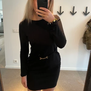 Ida Sjöstedt klänning  - Superfin Classy klänning från Ida Sjöstedt❤️ med ett fastsytt bälte i midjan, det är en dragkedja i rygg som inte är så synlig. Storlek 38 men passar likaväl 36 då jag har det vanligtvis. Köparen står för frakt 