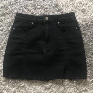 Svart jeanskjol - Säljer min favorit jeanskjol då den har blivit förstor för mig. Den är i perfekt längd och har en liten slit på ena sidan💜 Skulle säga att den passar på någon med strl 36 också då den är strechig