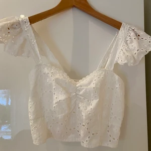 Topp - Super söt topp som jag säljer då den tyvärr inte kommer till användning. Aldrig använd och är alltså som ny. Storlek M men skulle säga att den passar S också. DM vid intresse!💕💕 (köpare står för frakt)