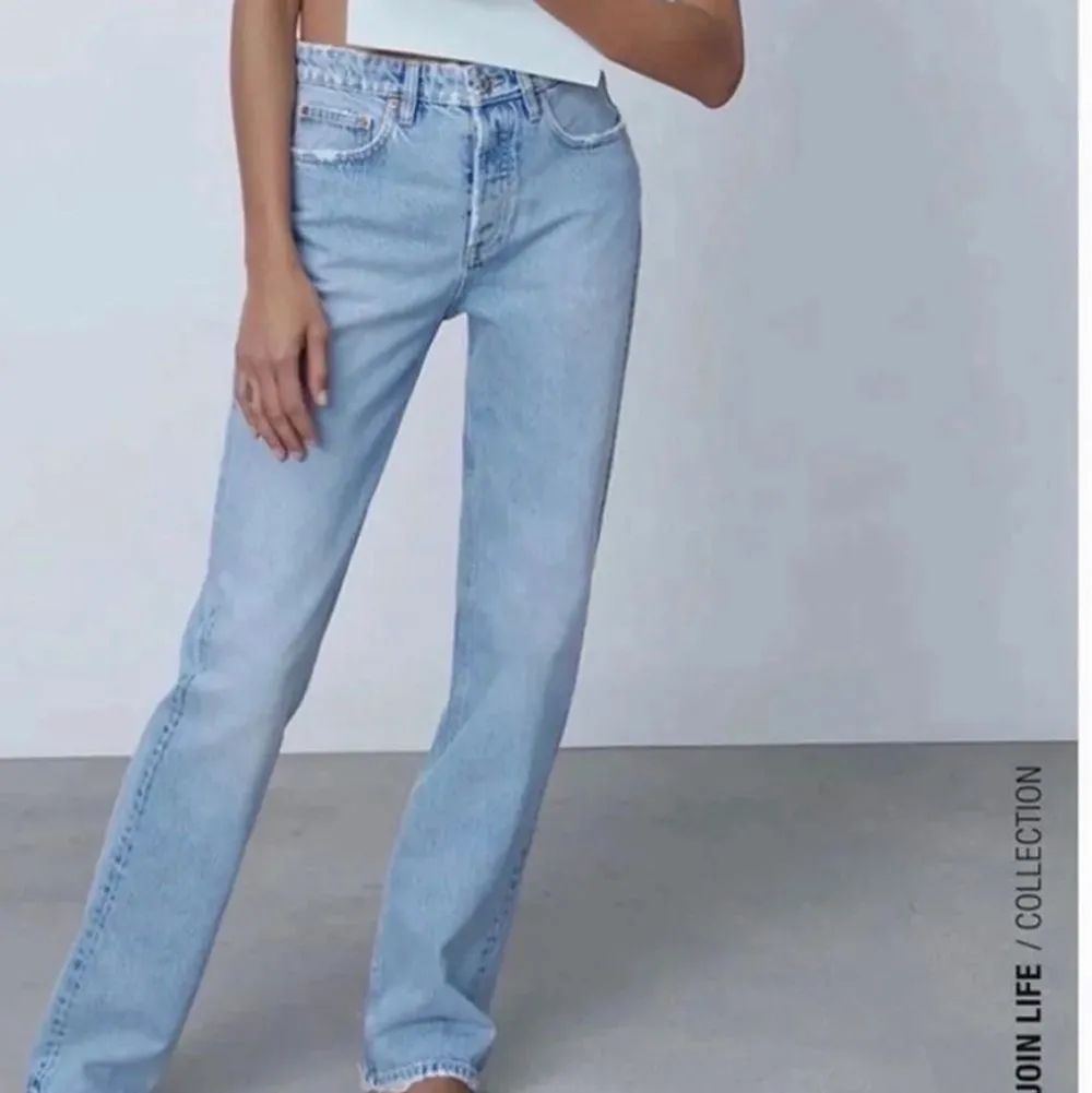 Säljer ett para ljus blåa jeans som är raka och gylfen slutar precis under naveln. Enbart använda 2 gånger pågrund av att de tyvärr är för stora på mig. Annarsär dem i super bra skick och jätte snygg på!!. Jeans & Byxor.