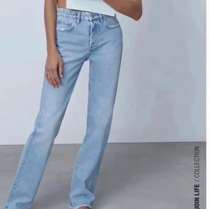 Zara Mid Rise Straight - Säljer ett para ljus blåa jeans som är raka och gylfen slutar precis under naveln. Enbart använda 2 gånger pågrund av att de tyvärr är för stora på mig. Annarsär dem i super bra skick och jätte snygg på!!