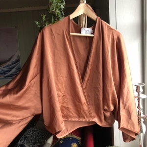 Silkeströja - Rosa silkeströja, knappen är trasig där framme så de hålls ihop med en liten säkerhetsnål. Stor passar upp till xl skulle jag tro