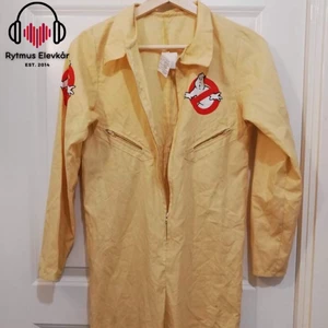 Ghostbusters dräkt - Ghostbusters dräkt i strl M-L. Säljs av Rytmus Stockholms Elevkår, alla kläder som säljs har skänkts utav elever på Rytmus och de pengar som samlas in från klädinsamlingen ges oavkortat till WWF. Ta chansen och köp fina kläder second hand och bidra på samma gång till att bevara miljön!