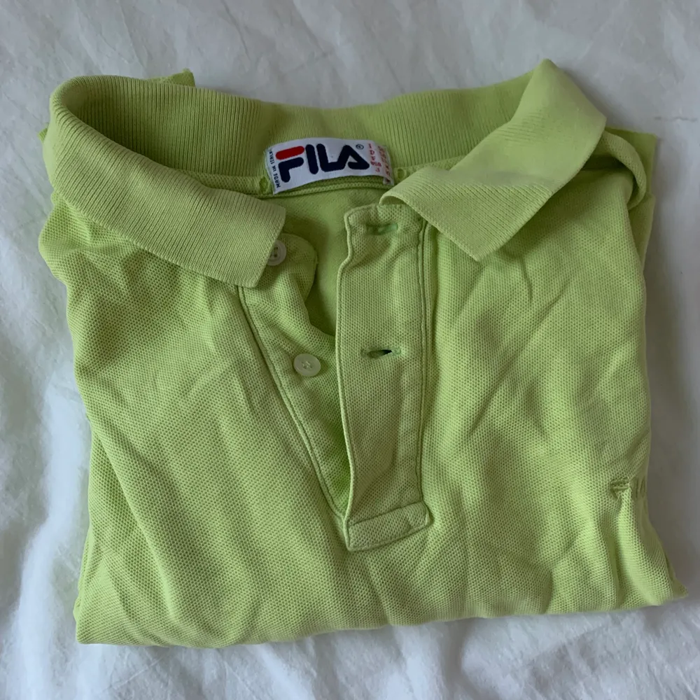 Grön t-shirt från Fila som är croppad i midjan! Storlek M och frakt tillkommer ❤️. T-shirts.