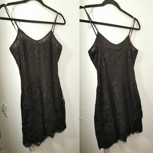 Klänning i spets - Svart klänning i storlek S. Helt ny
