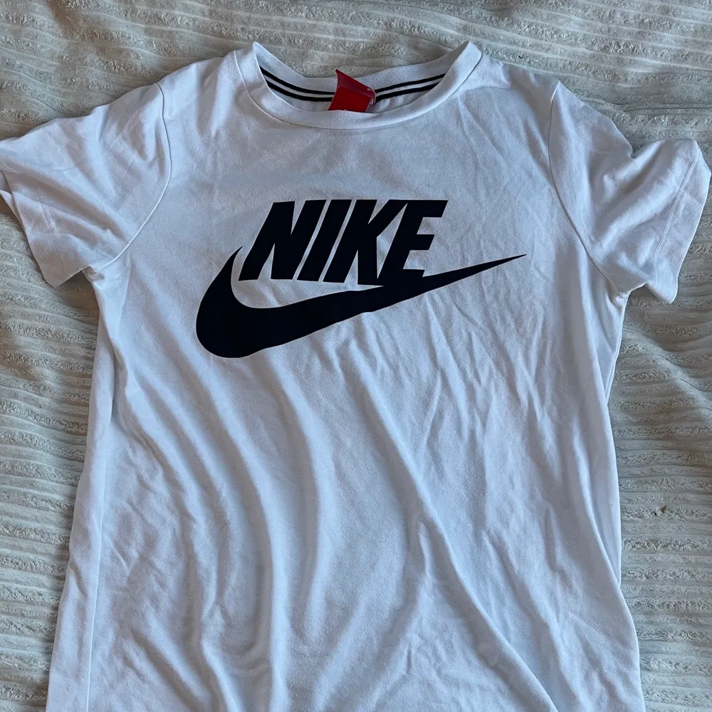 Träningströja från Nike i storlek S. Funkar självklart till vardags också! . T-shirts.