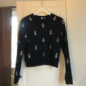 Fin sweater med detaljer från H&M divided. Strlk XS. Fint skick!