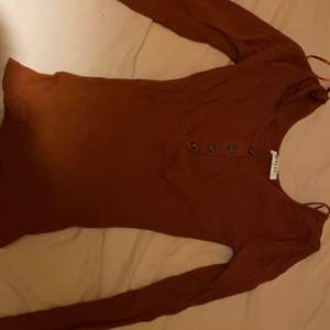 Långärmad tröja i en brun/röd ish färg från pieces