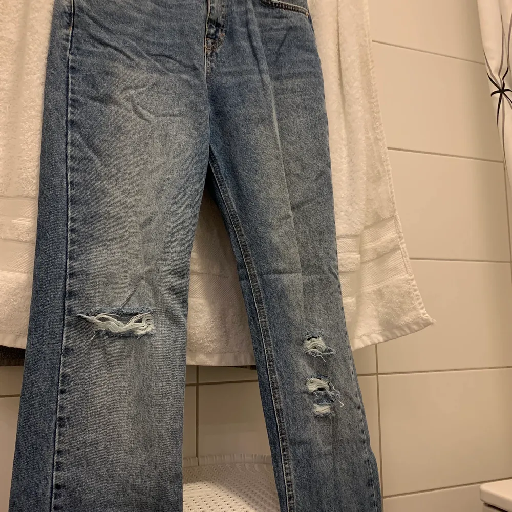 Säljer ett par super fina jeans från Pull and Bear med slits och hål!😍använda 1 gång!  säljer pga för långa så jag vanligtvis har 34/32!! Jeansen är i storlek 38. Jeans & Byxor.