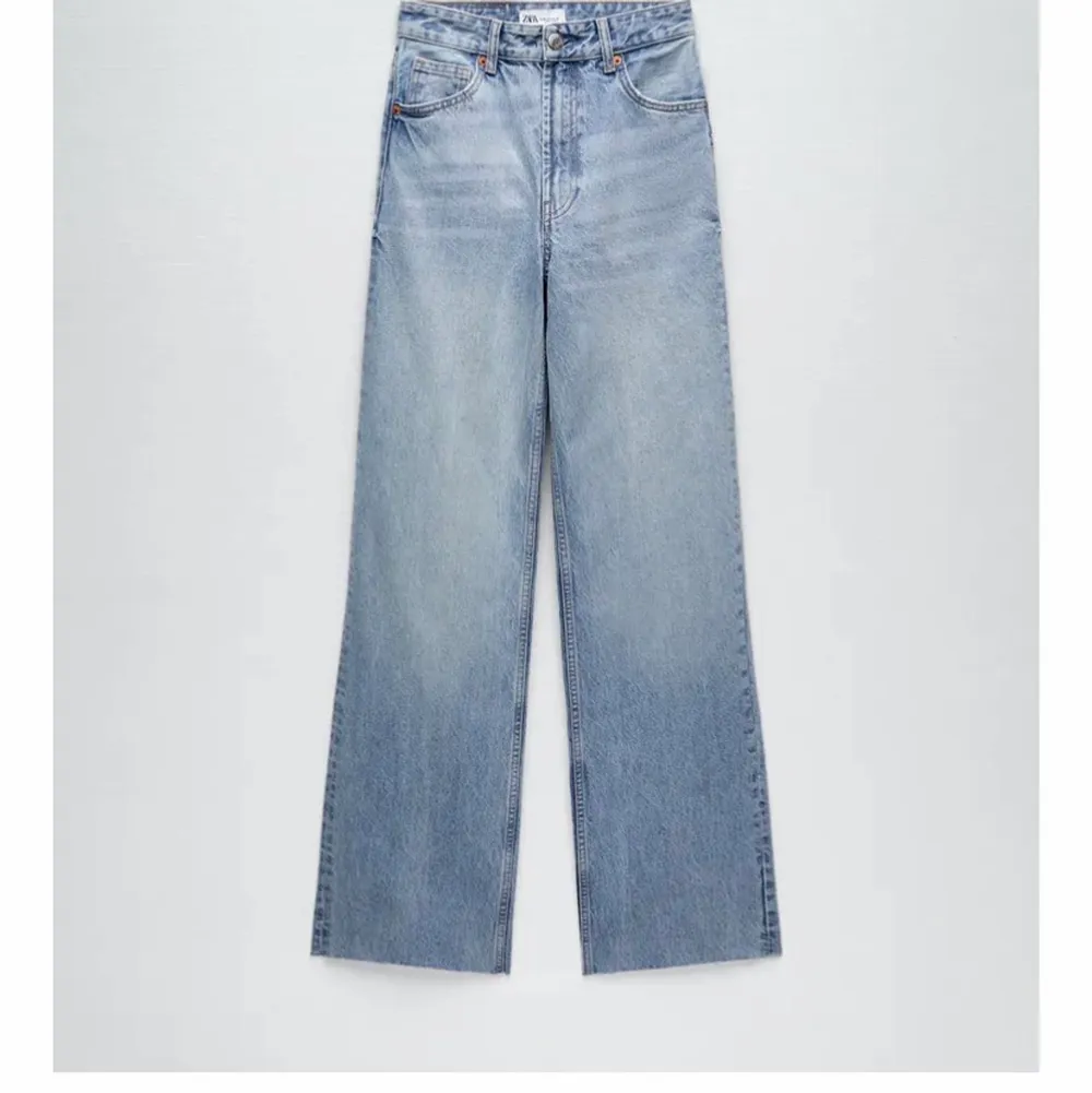 Mycket fina 90s jeans från Zara, storlek 36, lite oversized så skulle säga att de även passar en liten 38 beroende på hur man vill att dom ska sitta 😇 frakt tillkommer . Jeans & Byxor.