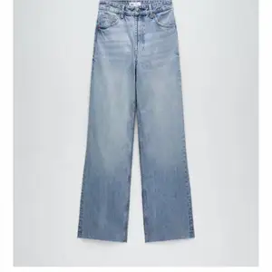 Mycket fina 90s jeans från Zara, storlek 36, lite oversized så skulle säga att de även passar en liten 38 beroende på hur man vill att dom ska sitta 😇 frakt tillkommer 