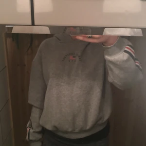 Hm - Hoodie från Hm. Storleken är M men funkar som S. Själva hoodien är inte så stor, ganska så kort men räker ner till midjan. Jag är 156 cm. Det är inte så tjockt material. Den ser ut som ny, inga mat stains eller något annat. Priset kan diskuteras