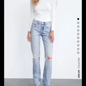 Slutsålda zara jeans - Säljer mina slutsålda zara jeans, de har dock en liten defekt men inget man tänker på💓
