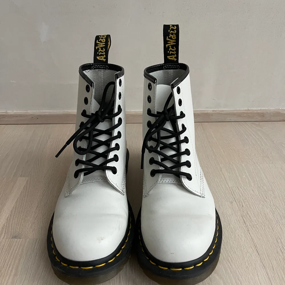 Säljer mina Dr. Martens smooth leather lace up boots, storlek 39. Använd fåtal gånger! 💜 Skriv om du har fler frågor/vill ha föer bilder :). Skor.