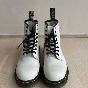 Säljer mina Dr. Martens smooth leather lace up boots, storlek 39. Använd fåtal gånger! 💜 Skriv om du har fler frågor/vill ha föer bilder :)