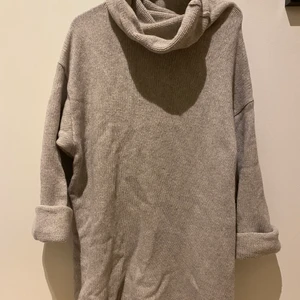 Stickad tröja i wool blend från H&M - Oversized stickad tröja i ullblandning från H&M. Älskar den men kommer aldrig till användning. 