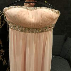 Fantastiskt vacker klänning aldrig använd nypris 2000 kr . Fler bilder om du önskar 