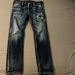 Dsquared2 blå storlek 46 - Plagget har inte andvänds på länge pga att det inte är min storlek. Byxorna är bekväma och är i bra skick. Pris kan diskuteras. 