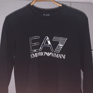 EA7 sweatshirt - EA7 sweatshirt, storlek S, den är i bra skick och säljer den för att den är för liten för mig. Köpte den för 1100