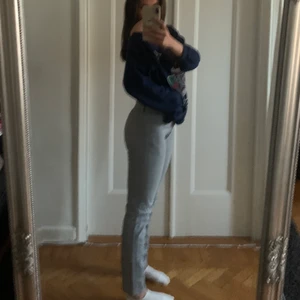 Filippa K jeans - Gråa Filippa K jeans som är lite raka i benen men ändå stretchiga, går in en liten bit där nere men mer åt det raka hållet. Tyvärr för korta för mig som är 178 skulle rekommendera 160-170 isch 