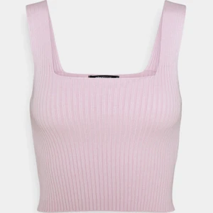 Rosa ribbat linne - Jättefint linne som inte kommer till användning. Använd några få gånger. Jättebra skick, väldigt strechigt. Skriv vid intresse. Köparen står för frakten. 💘💘💕