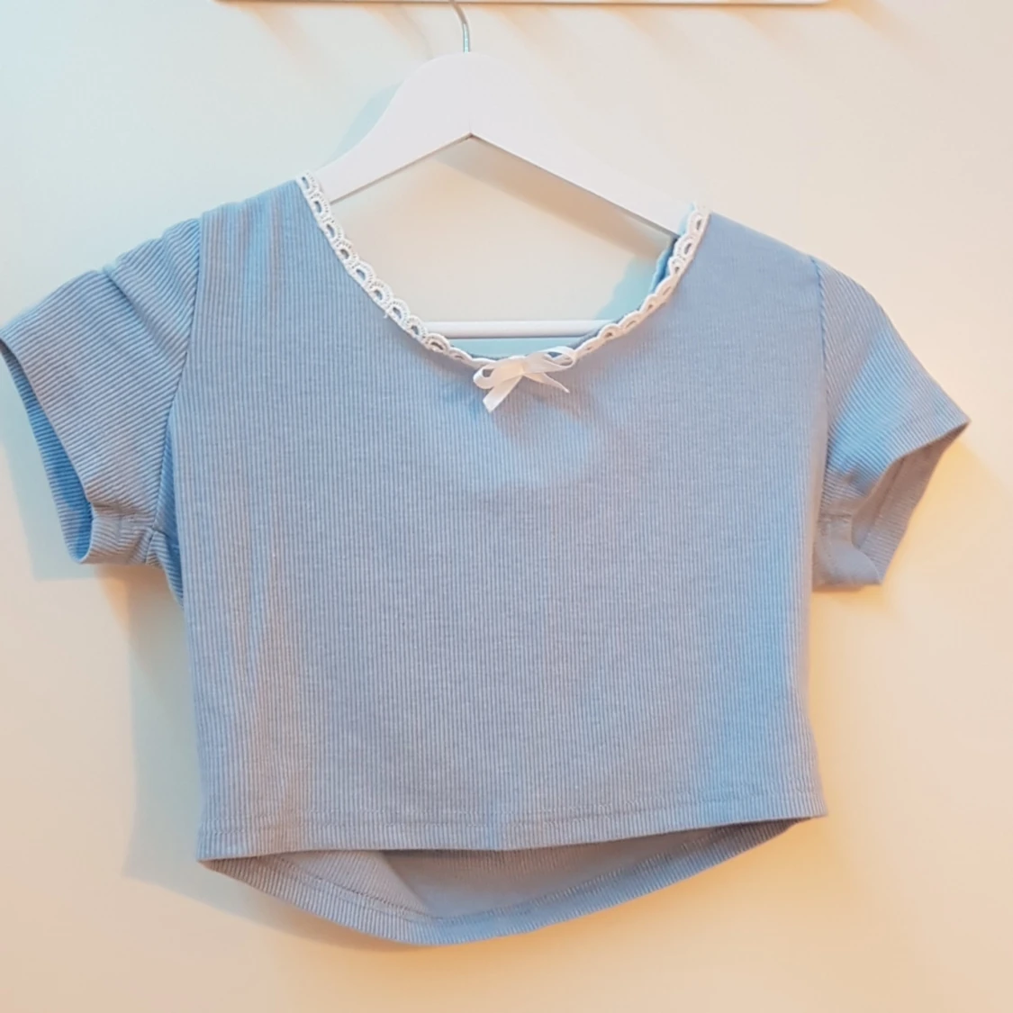 En  blå crop top. I storleken M