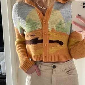 House of Sunny kofta - Finaste koftan från House Of Sunny💖💖 storlek 34 och använd men i fint skick! Peeerfekta vår & sommarkoftan. Köparen betalar frakt✨