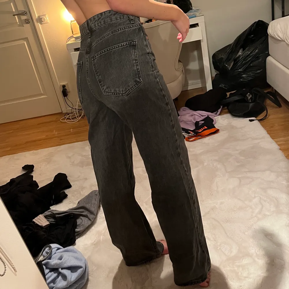 Gråa baggy jeans i storlek 36, inga synliga defekter förutom att ett av skärp-banden är lite uttöjt då jag brukar fästa knappen där❤️. Jeans & Byxor.