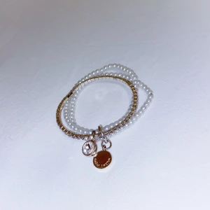 Snö of sweden silvrigt armband - Silvrigt armband från Snö of Sweden. Stretchigt med stenar. Nypris ca 300kr.