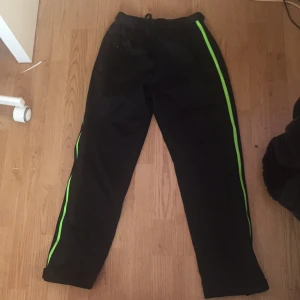 Coola byxor med dragkedja på sidan av - Använt en gång kommer inte ihåg vart jag fick de ifrån ich hittar inte någon lapp där det står men sjukt fina och håller värmen bra