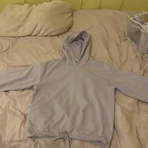 Lila hoodie  - En fin hoodie från Lindex köpt för 200kr. Säljer för att jag aldrig använder den