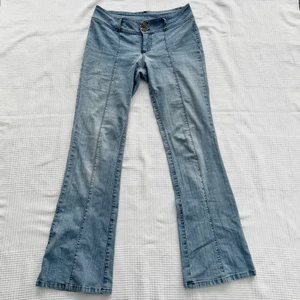 Lågmidjade jeans - Lågmidjade bootcut jeans utan bakfickor. Midjemått: 80 cm (stretchig). Innerbenslängd: 80 cm. Jag är 176 cm och dom är lite för korta på mig. 200kr + frakt 💙