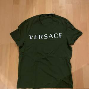 Versace T-shirt. Storlek medium, använd 2 gånger, säljer pga för liten. Helt ny. 9/10