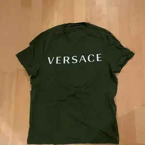 Versace T-shirt. Storlek medium, använd 2 gånger, säljer pga för liten. Helt ny. 9/10