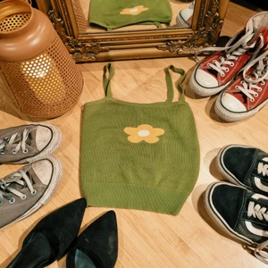 Topp med gul blomma! - Fin grön och mysig topp med en gulblomma fram! Materialet är väldigt lätt och andas bra!🌻🌺🌸 kan köra ut för 30kr i Västerås eller så möts vi upp eller vanlig frakt 45kr🚚