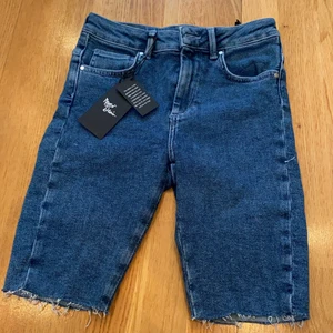 Shorts - Säljer mina helt oanvända shorts från bikbok, lappen kvar! De är lite längre modell vilket är superbekvämt + de är stretchiga! 💕