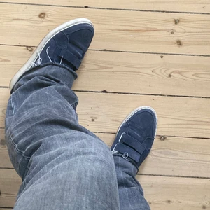 blå skor med mockaimitation - säljer dessa marinblåa skor med mockaimitation och vit sula, köpta utomlands, mycket andvända därav priset❤️