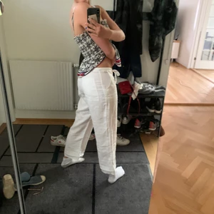 Vita linnebyxor  - Super fina linne byxor att ha i sommar! Säljer för att dem är för stora. Jag har vanligtvis storleken 34. Om ni vill ha fler bilder är det bara att skriva till mig☺️