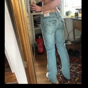 True religon jeans - Jätte snygga lågmidjade utsvängda/raka true religon jeans! Jag är 170 och dem sitter bra på mig i längden men funkar även om man är kortare/längre beroende på hur man vill att de ska sitta. Går ju även att klippa av annars:). Budgivning om många är intresserade 