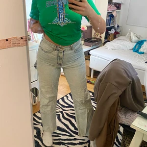 Vida jeans - Säljer mina superfina ljusblå jeans från Urban outfitters samarbete med Cheap monday! Jag är 175cm lång och de går precis till golvet på mig💋 storlek 30/32