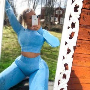 Helt nytt träningset stl M - Superfräscht träningset från complete clothing i stl M och helt oanvänt! Nypris 699kr, säljes för 500kr inklusive frakt. (Säljer detta för att jag redan har så många träningset)