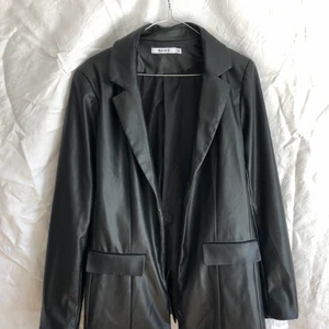 Skinnkavaj (300kr inkl. frakt) - Skinnkavaj (fejk) från NA-KD storlek 38. Sitter lite oversized på mig och jag är storlek M.  