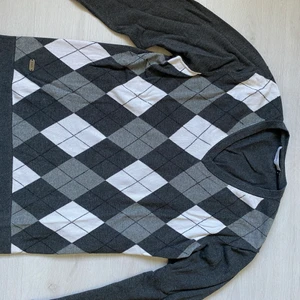 Rutig långärmad tröja från Bläck - Rutig långärmad tröja från Bläck. Storlek L men passar M. Pris 100kr 