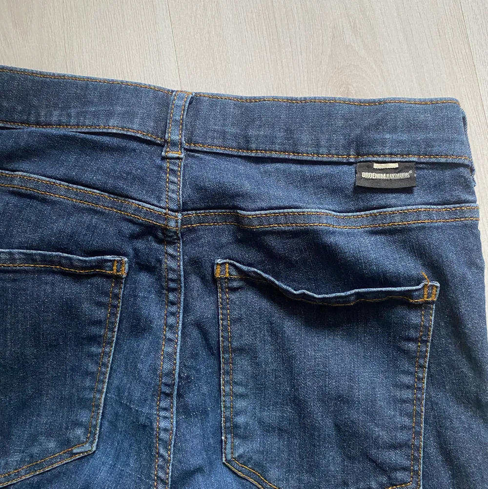 Blåa utsvängda jeans från Dr.Denim i fint skick! Storlek M. Pris 150kr . Jeans & Byxor.