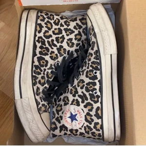 vintage converse  - intressekoll på mina leopard converse då de är jättefina men får de aldrig till användning😐. Finns inte att köpa längre och de är limited edition😛 de är storlek 41 men är väldigt små i storleken då ja har 39/40. BUDA I KOMMENTARERNA