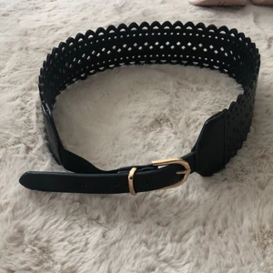 Bälte  - Fint midjebälte, aldrig använt! Är som störst 75cm i midjan och som minst 68 cm.