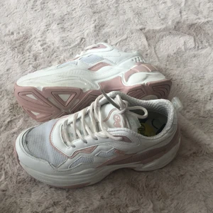 Buffalo skor  - Skor från Buffalo, använda ett fåtal ggr och är därför lite smutsiga. Går säkert att få bort fläckarna på ett enkelt sätt. Större i storleken, passar mig som vanligtvis har 38,5 