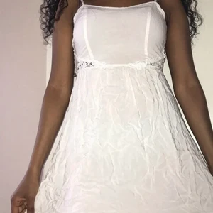 Student🎓 - Jag har fixat ett paket pris för kläder o accessoarer man kan behöva för studenten:                                                               •Vit klänning i strl Xs- använd några gånger,                                  •Bykershorts i strl Xs från Gina- använd 1 gång.                                           •Klackskor strl 38 från Dinsko- använd 1 gång.                              Allt för endast 400kr + frakt !!